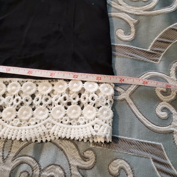 Black flowy dress with white lace - Picture 7 of 7